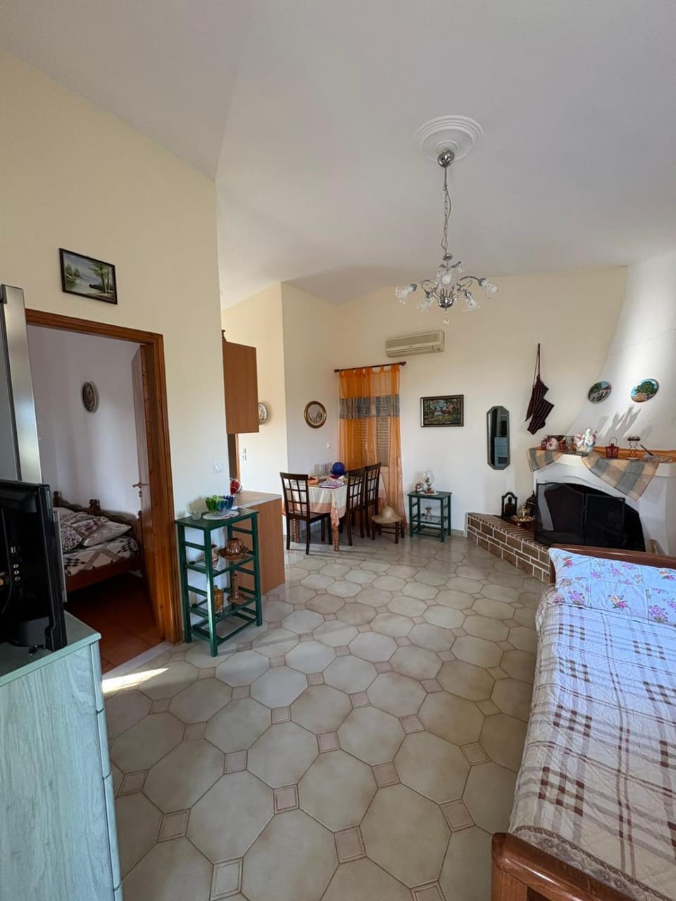 Bed, Living room, Photo of the whole room, Seating area, Dining area, Bedroom, fireplace