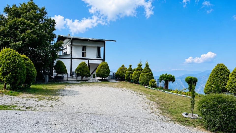Sky Villa Ramgarh Mukteshwar Bed and Breakfast in Uttarakhand