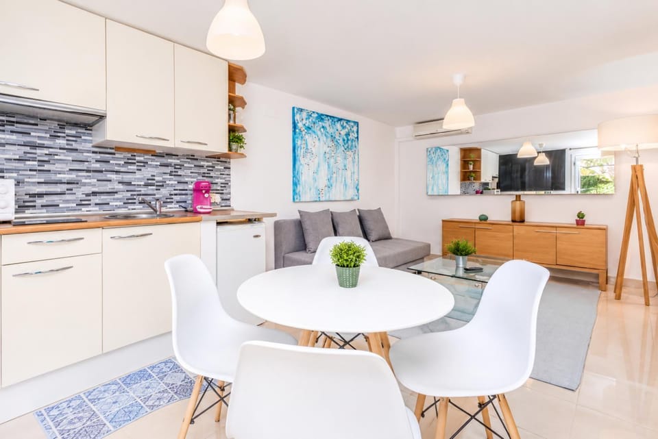 Kitchen or kitchenette, Living room, Seating area, dishwasher, pet friendly, stove