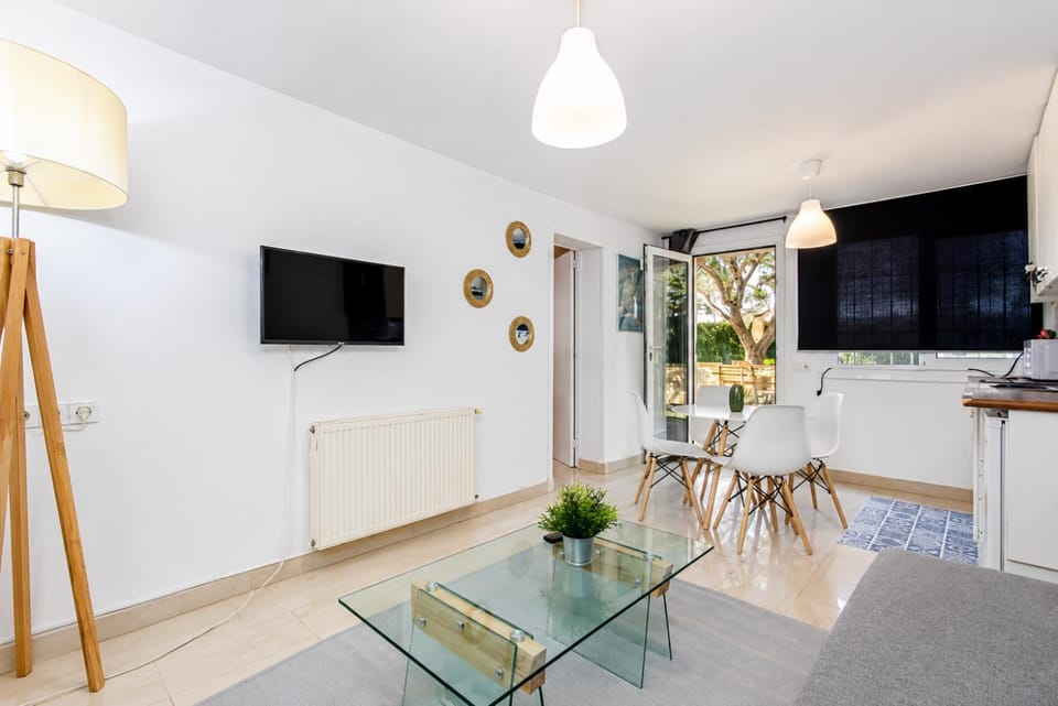 TV and multimedia, Kitchen or kitchenette, Living room, Seating area, Dining area