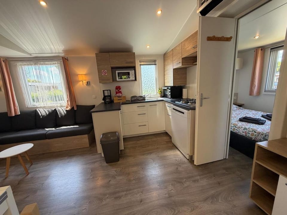 Bedroom, kitchen