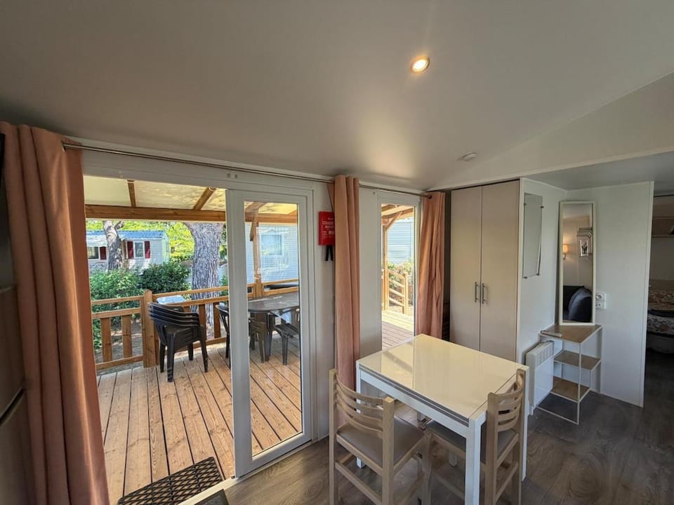 Patio, Dining area