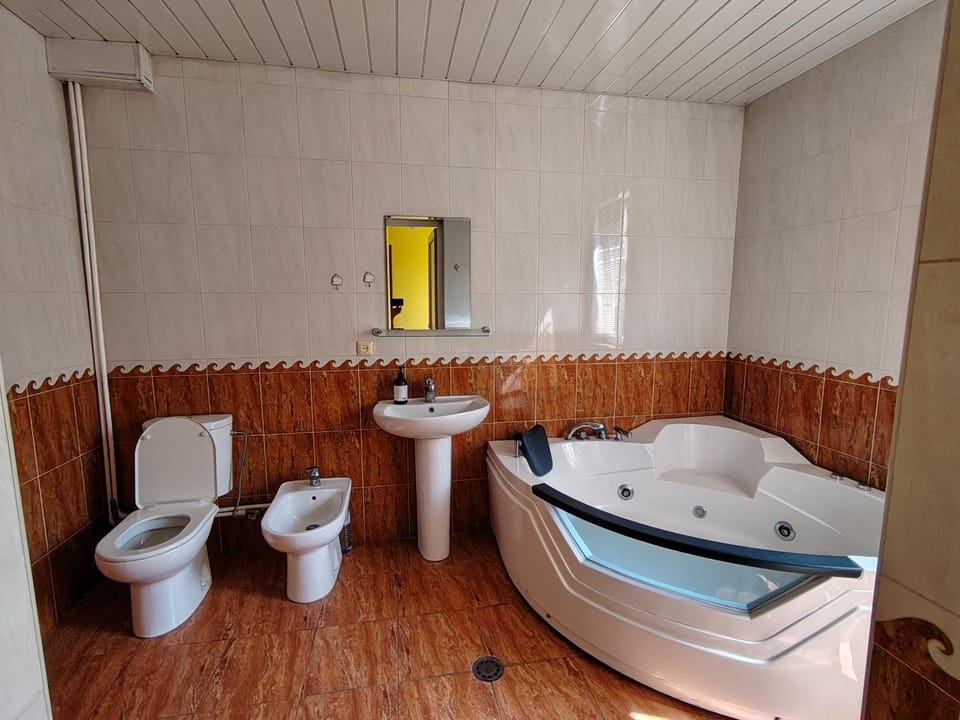 Toilet, Hot Tub, Bathroom, Bath