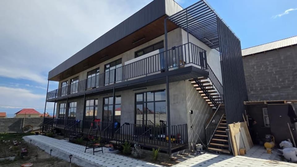 Property building, Day, Balcony/Terrace