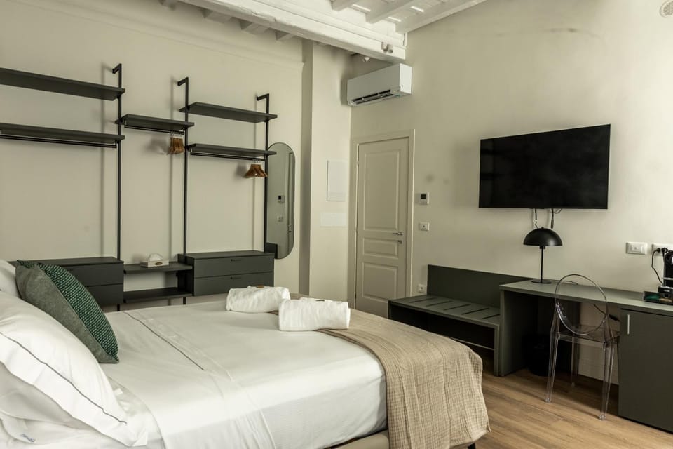 Bed, TV and multimedia, Photo of the whole room, Bedroom, towels, air conditioner