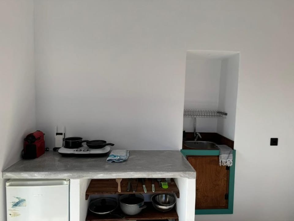 Coffee/tea facilities, Kitchen or kitchenette, stove