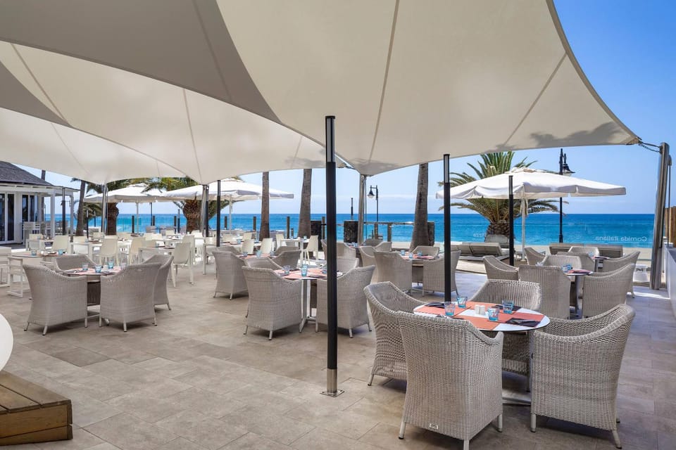 Restaurant/places to eat, View (from property/room), Balcony/Terrace, Food and drinks, Dining area, Beach, Sea view, Drinks