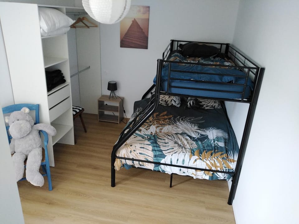 Bedroom, bunk bed