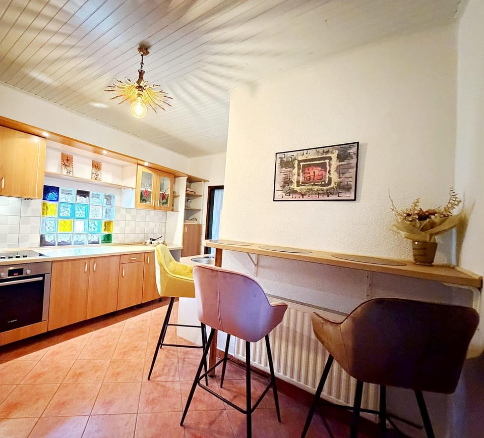 Kitchen or kitchenette, Dining area, pet friendly