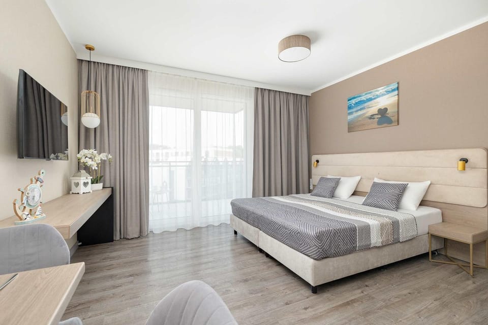 Bed, TV and multimedia, Seating area