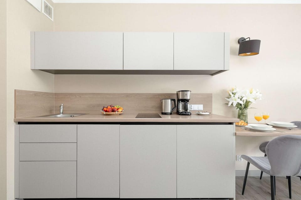 Coffee/tea facilities, Kitchen or kitchenette, Dining area, stove
