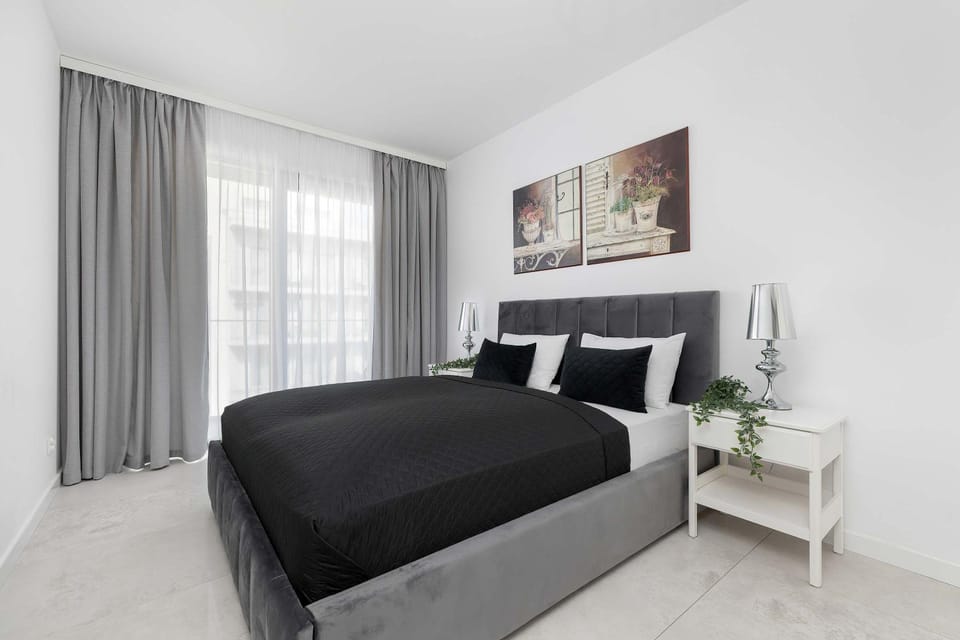 Bed, Living room, Photo of the whole room, Seating area, Bedroom