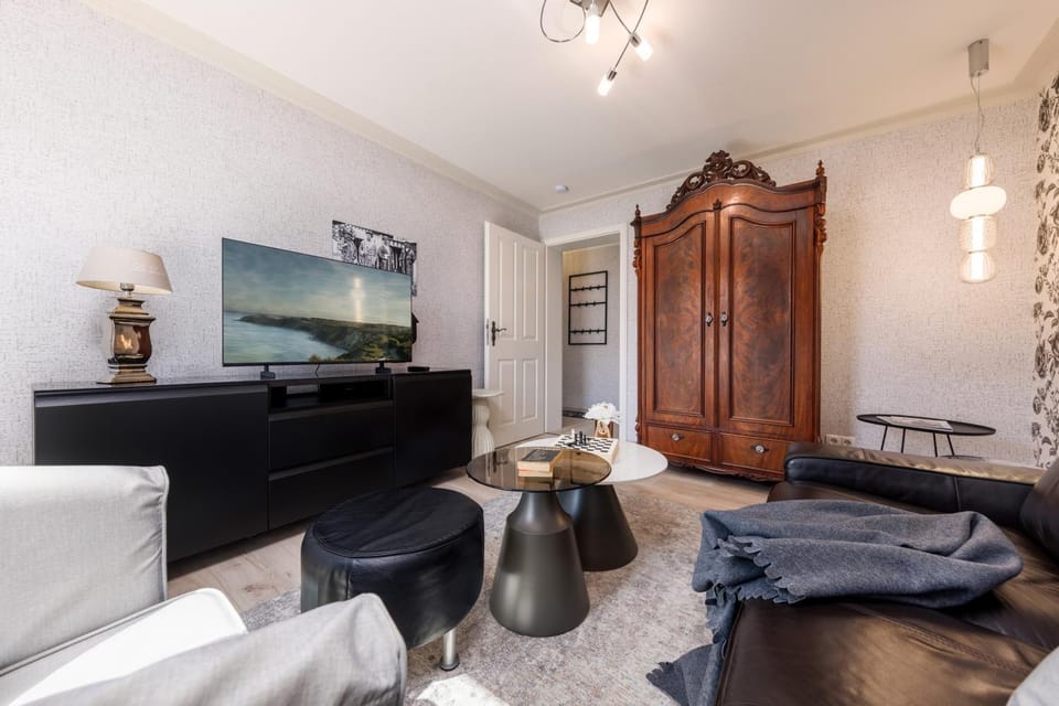 TV and multimedia, Living room, Photo of the whole room, wardrobe