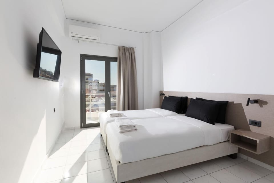 Bed, TV and multimedia, Photo of the whole room, Bedroom