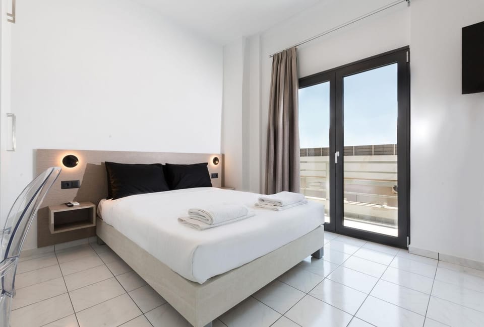 Bed, TV and multimedia, View (from property/room), Balcony/Terrace, Photo of the whole room, Bedroom, towels