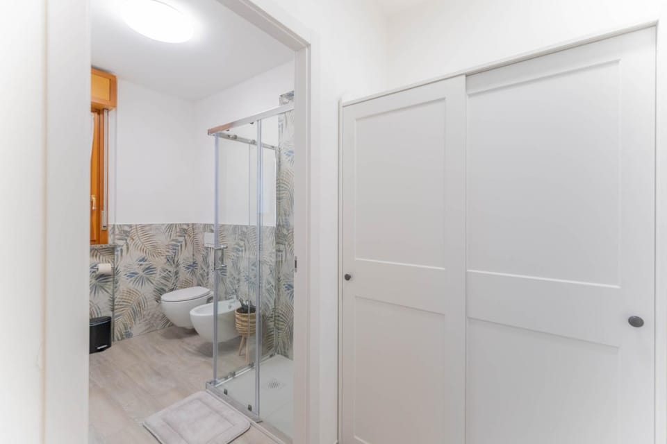 Shower, Toilet