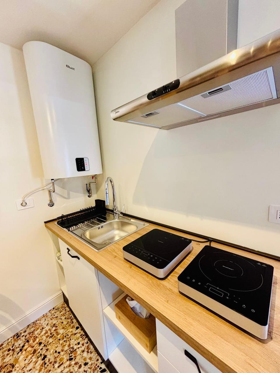 Kitchen or kitchenette, kitchen