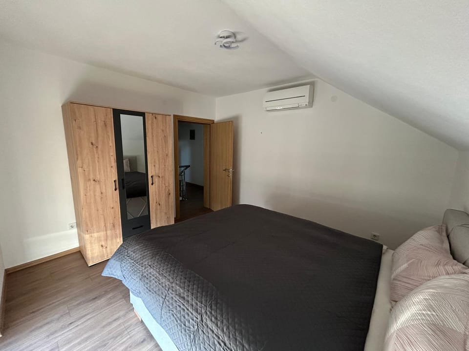 Bed, Bedroom, wardrobe, air conditioner