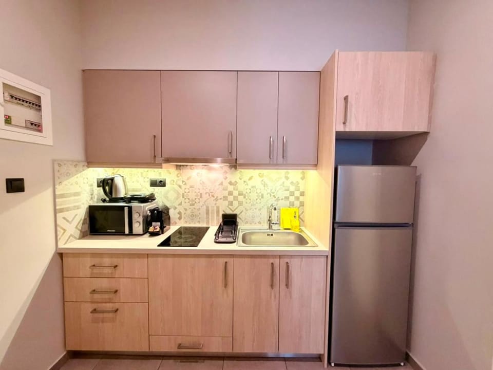 Coffee/tea facilities, Kitchen or kitchenette, stove