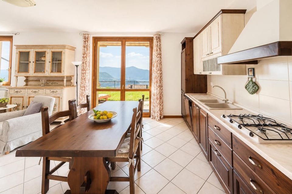 Kitchen or kitchenette, Living room, Seating area, kitchen