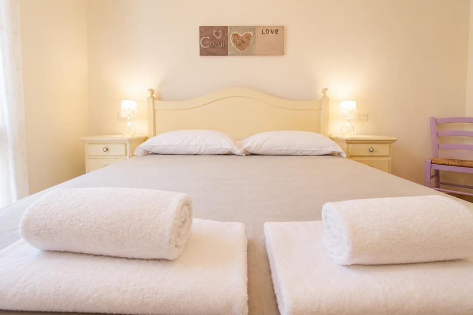 Bedroom, towels