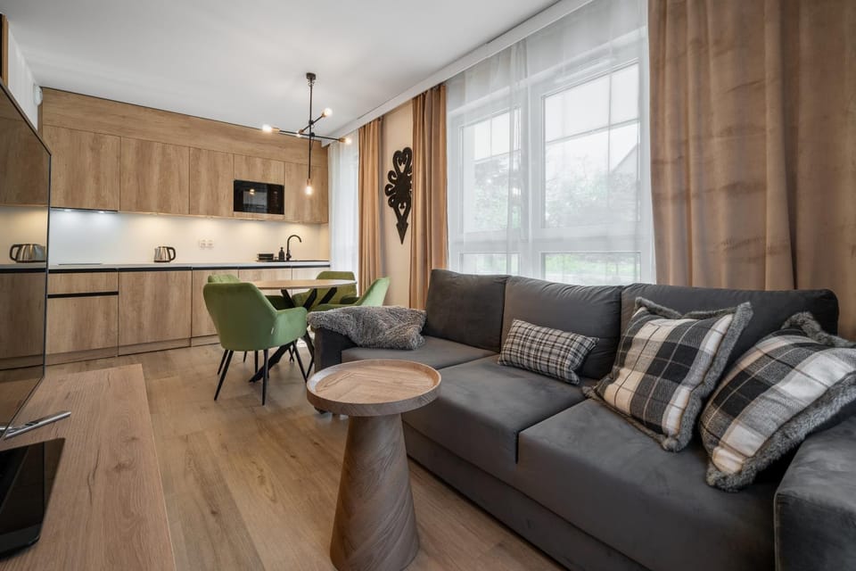 TV and multimedia, Kitchen or kitchenette, Living room, Seating area, Dining area, stove