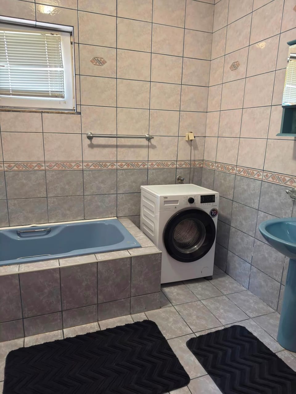 Toilet, Bathroom, towels, washing machine