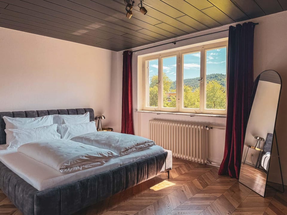 Bedroom, Mountain view
