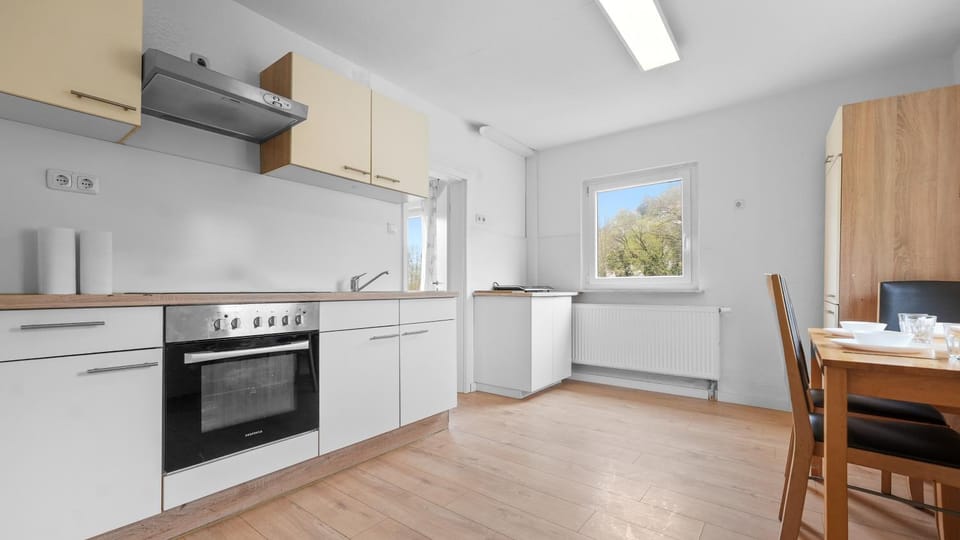 Dining area, Communal kitchen, oven, kitchen