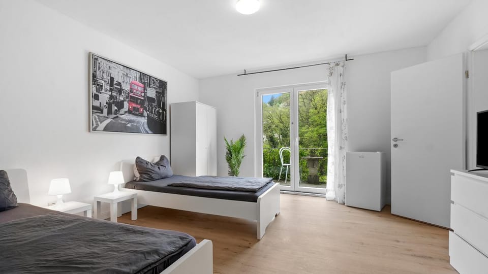 Bed, TV and multimedia, Balcony/Terrace, Photo of the whole room, Bedroom, Garden view, wardrobe
