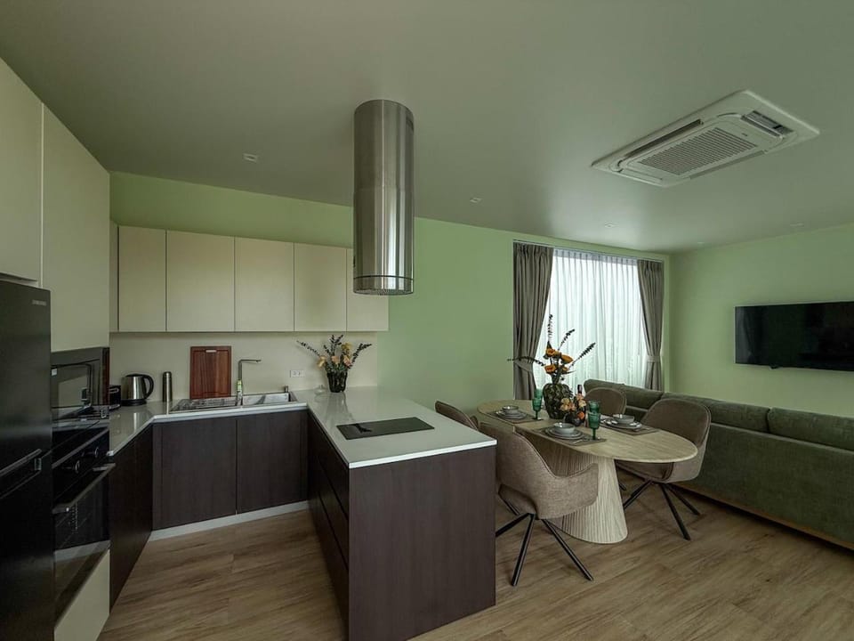 TV and multimedia, Kitchen or kitchenette, Seating area, Dining area, oven, air conditioner