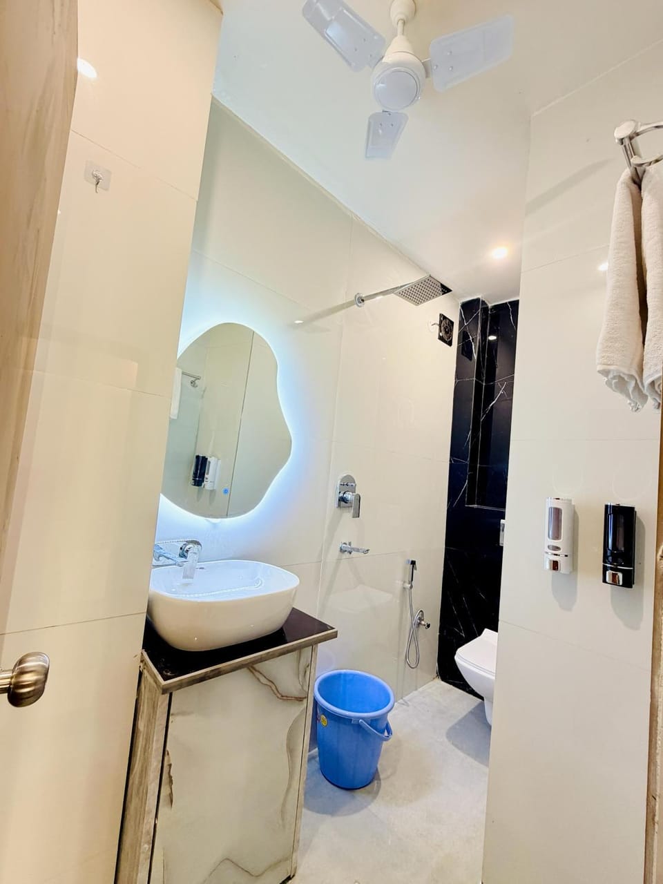 Shower, Toilet, Bathroom, towels