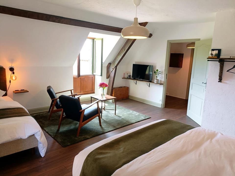 Bed, TV and multimedia, Living room, Photo of the whole room, Bedroom