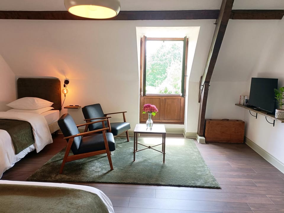 Communal lounge/ TV room, Bed, TV and multimedia, Living room, Photo of the whole room, Bedroom