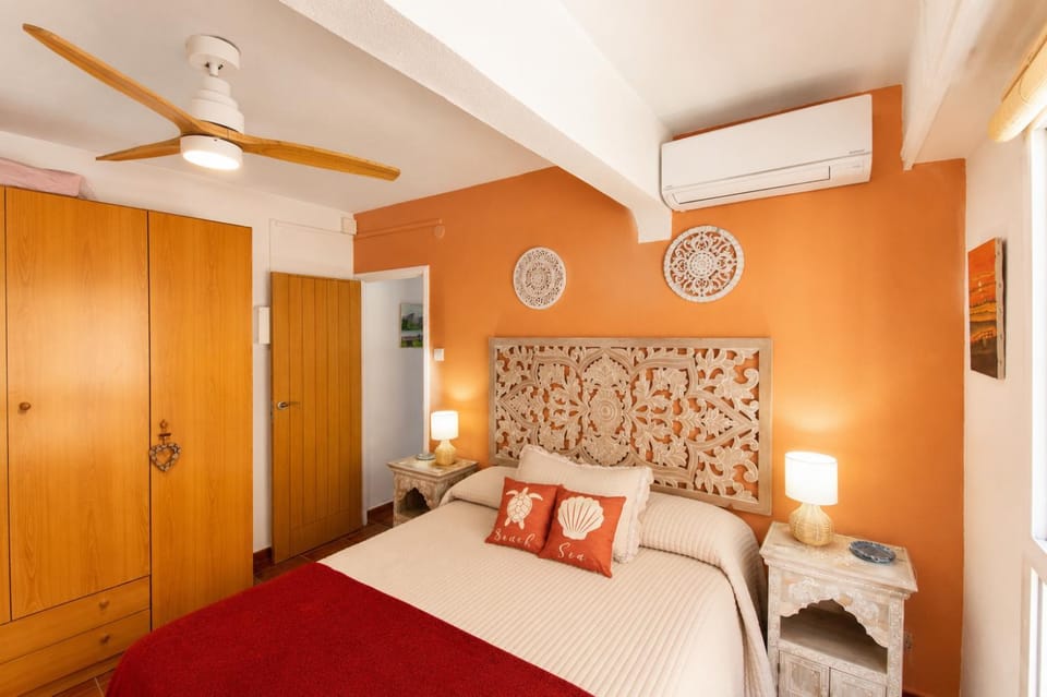 Bed, Photo of the whole room, towels, air conditioner