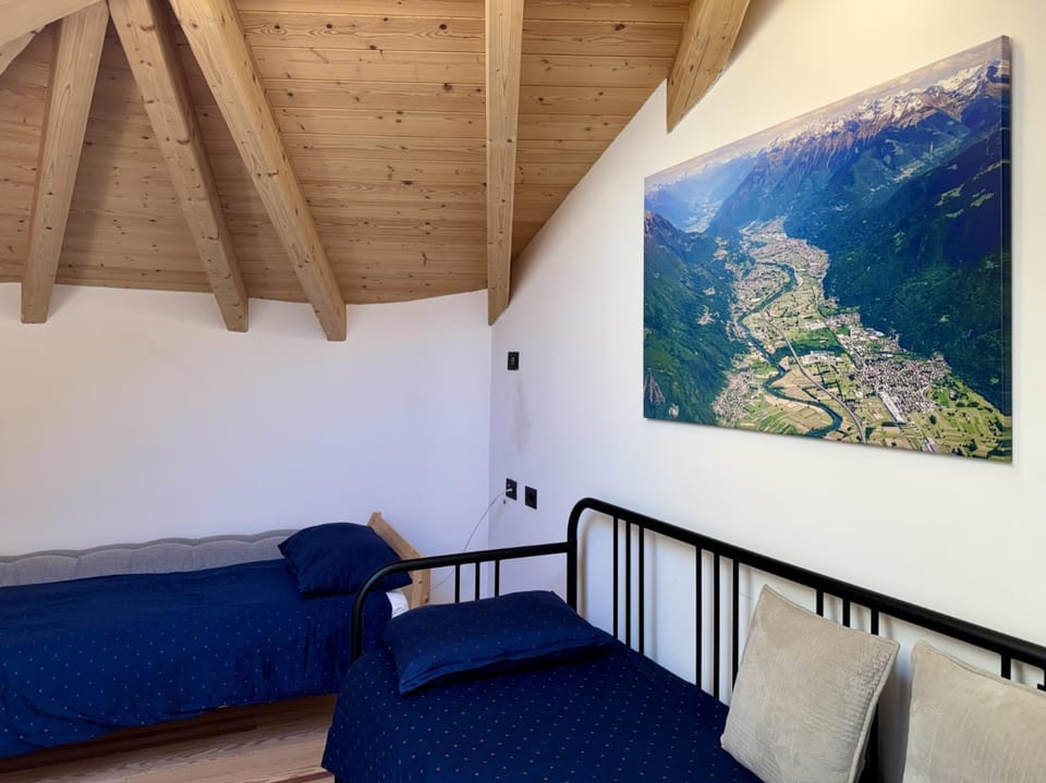 Photo of the whole room, Bedroom