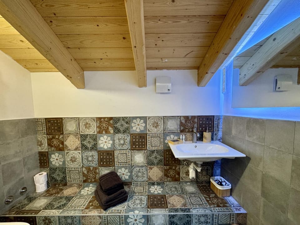 Bathroom, towels