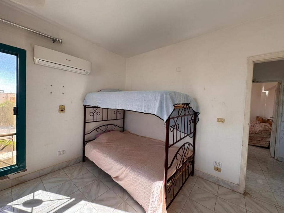Bedroom, bunk bed