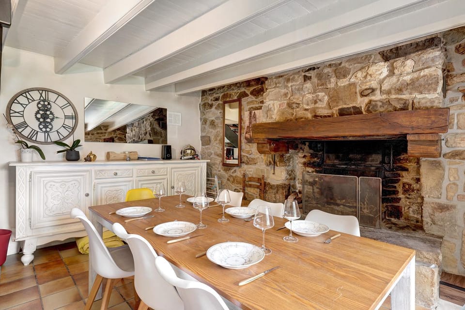 Property building, Kitchen or kitchenette, Living room