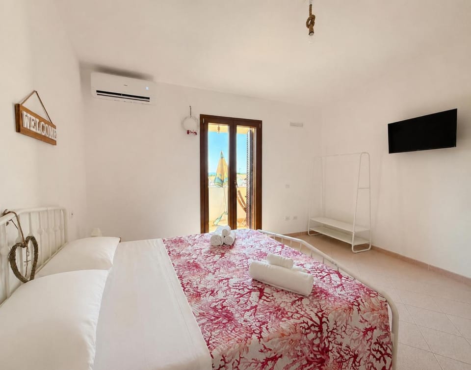 Bed, TV and multimedia, Photo of the whole room, Bedroom, towels, air conditioner
