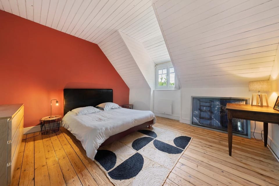 Property building, Living room, Bedroom