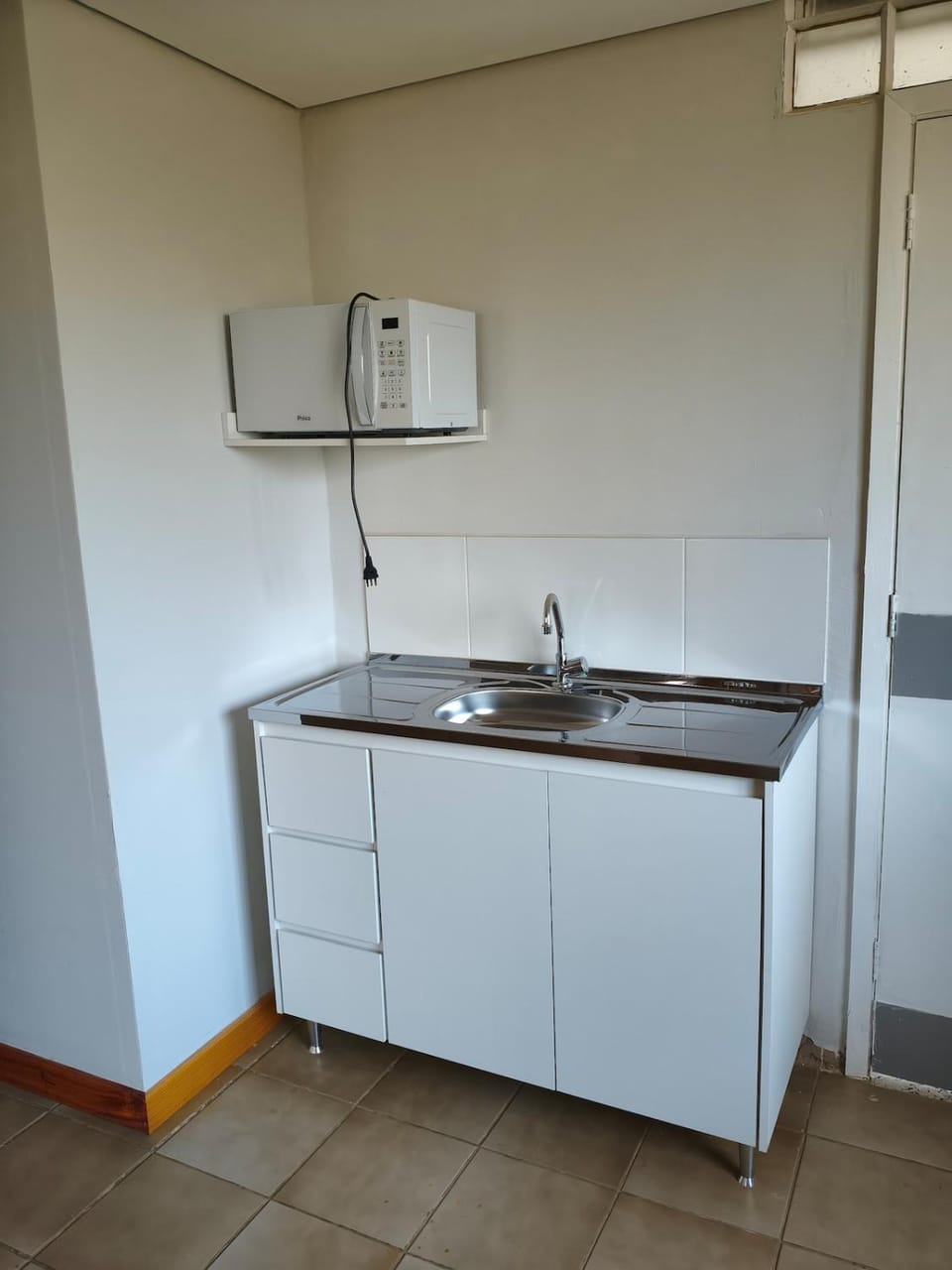 Kitchen or kitchenette, minibar