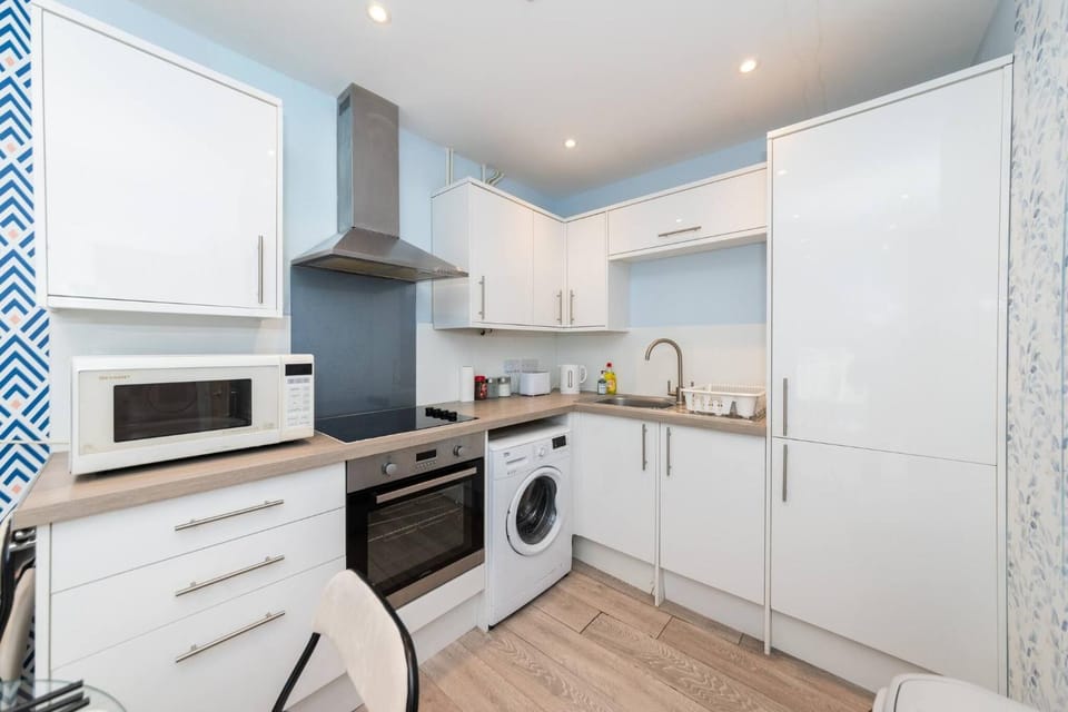 microwave, oven, laundry, washing machine, kitchen