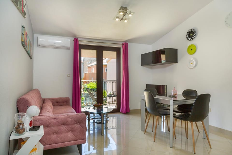 TV and multimedia, Living room, Seating area, Dining area, air conditioner