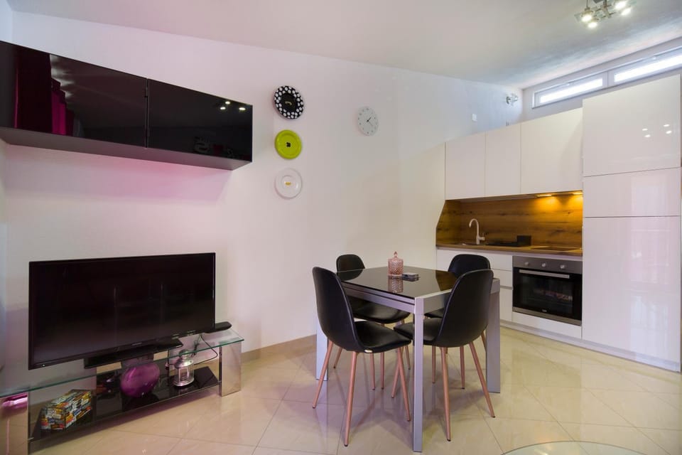TV and multimedia, Kitchen or kitchenette, Living room, Seating area, Dining area, oven, pet friendly, stove