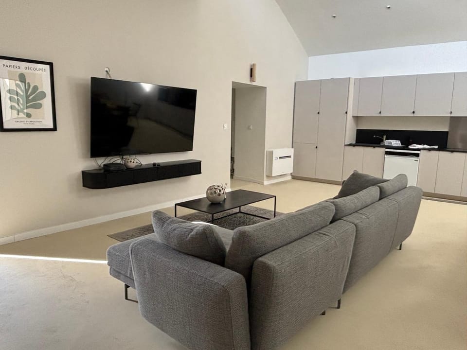 Communal lounge/ TV room, Kitchen or kitchenette, Living room