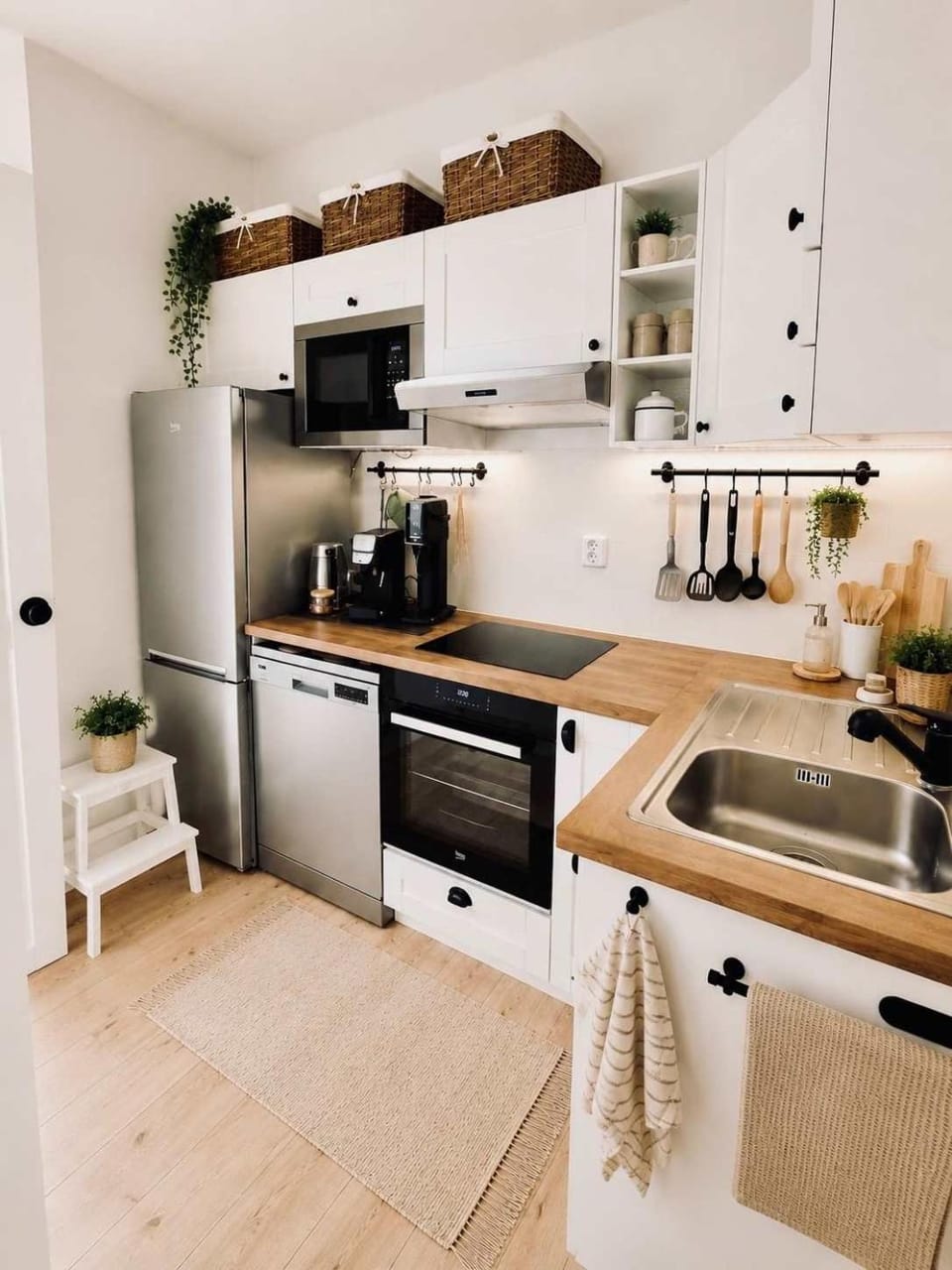 Kitchen or kitchenette, dishwasher, oven, stove