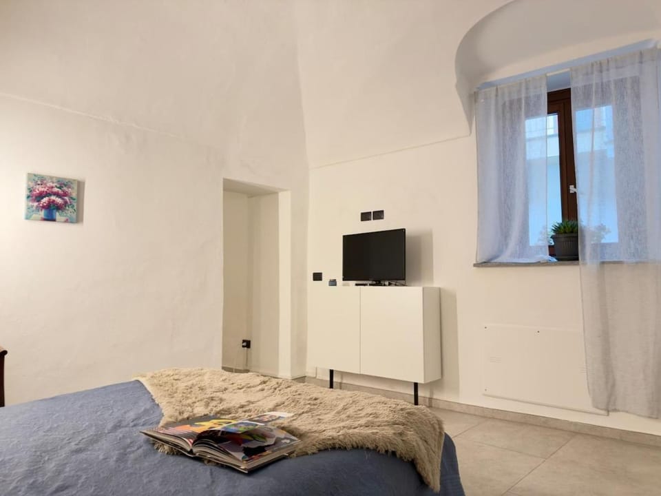 Bed, TV and multimedia, Bedroom