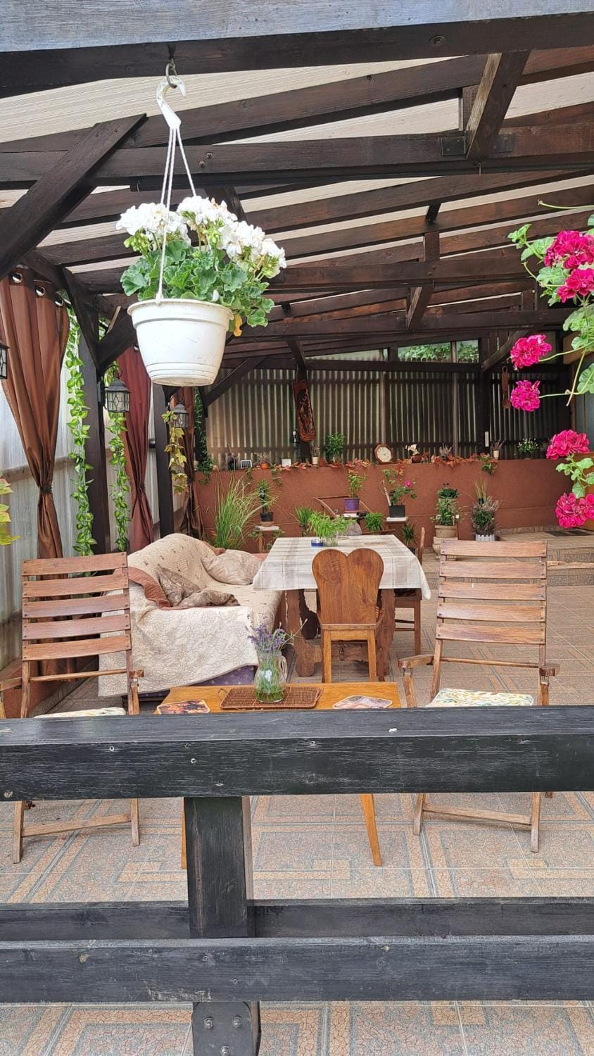 Beautiful guest house close to mud bath treatment, Baicoi Bed and Breakfast in Prahova, Romania