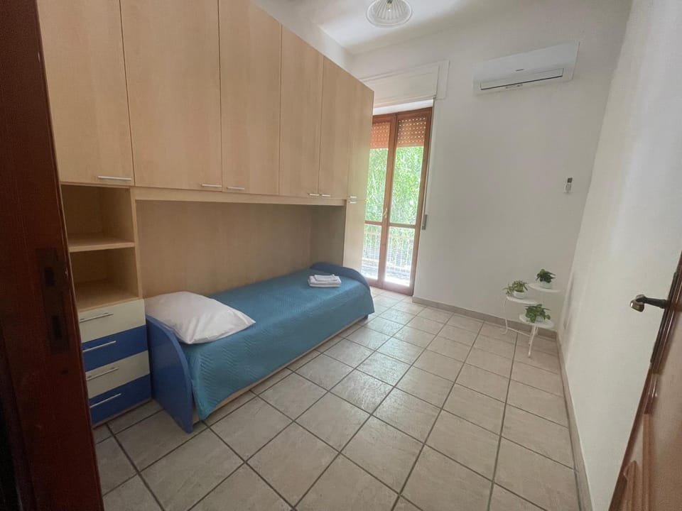 Bedroom, air conditioner